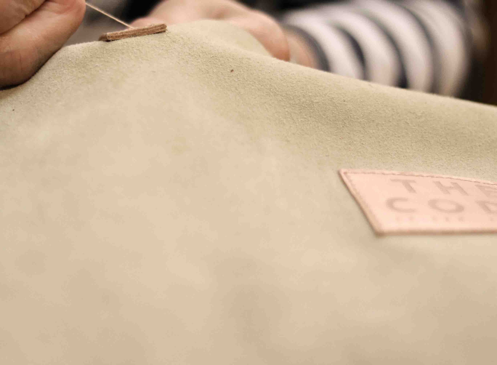 Cómo limpiar un bolso de serraje (y mantenerlo impecable como el primer día)