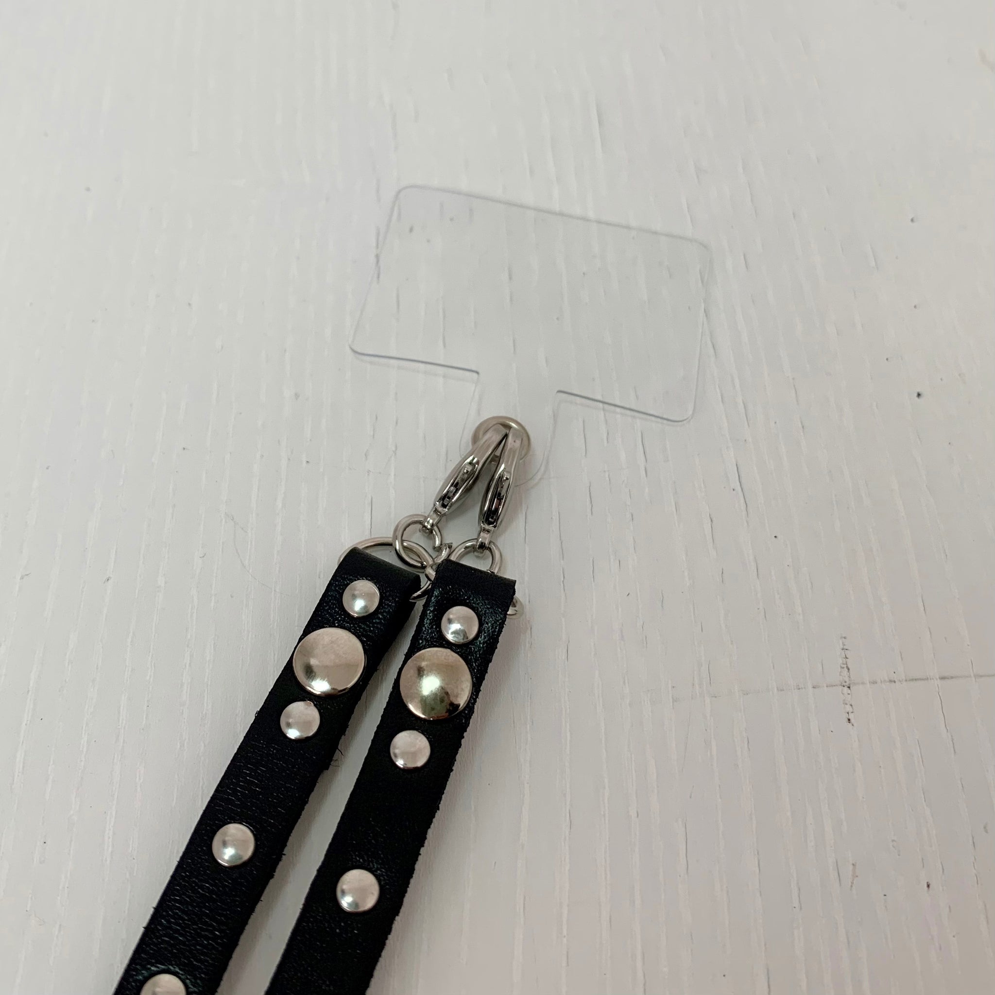 Colgador móvil negro tachas niquel