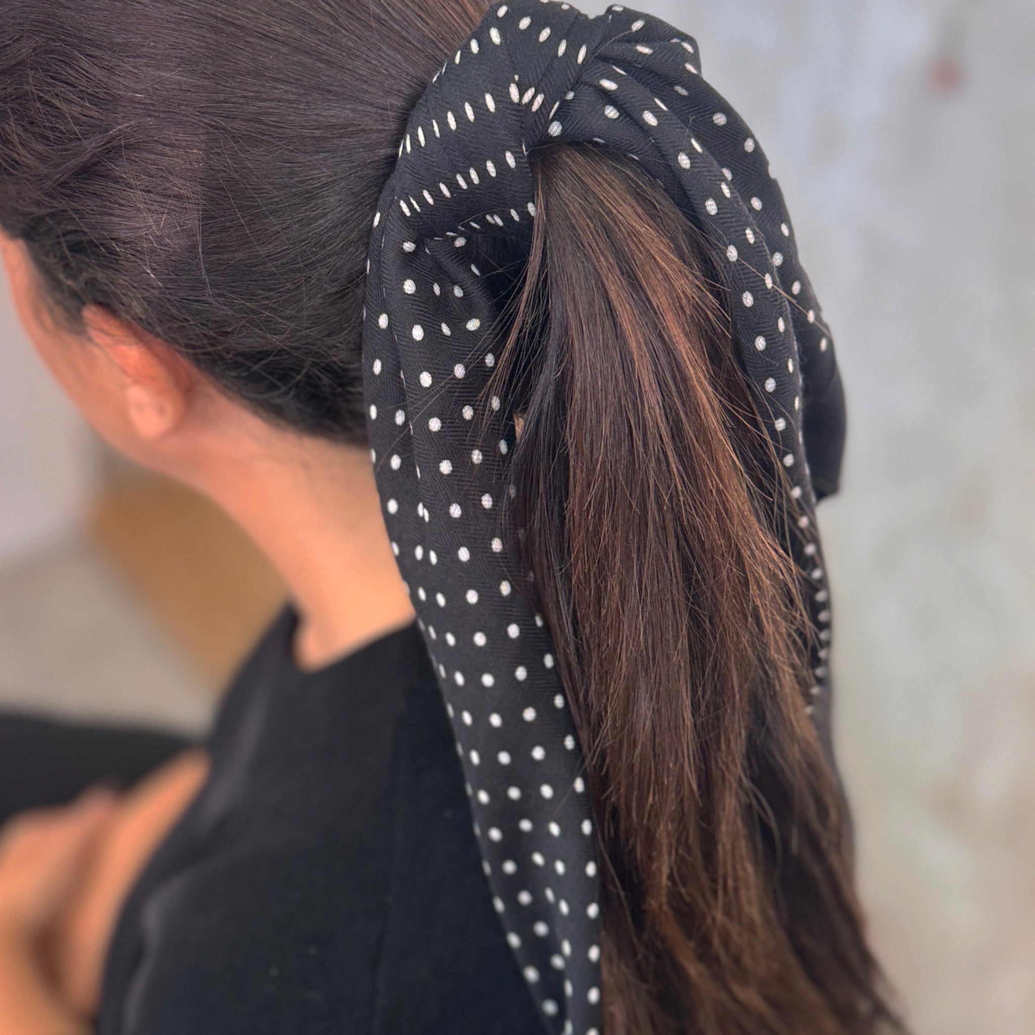 Pañuelo lunares negro