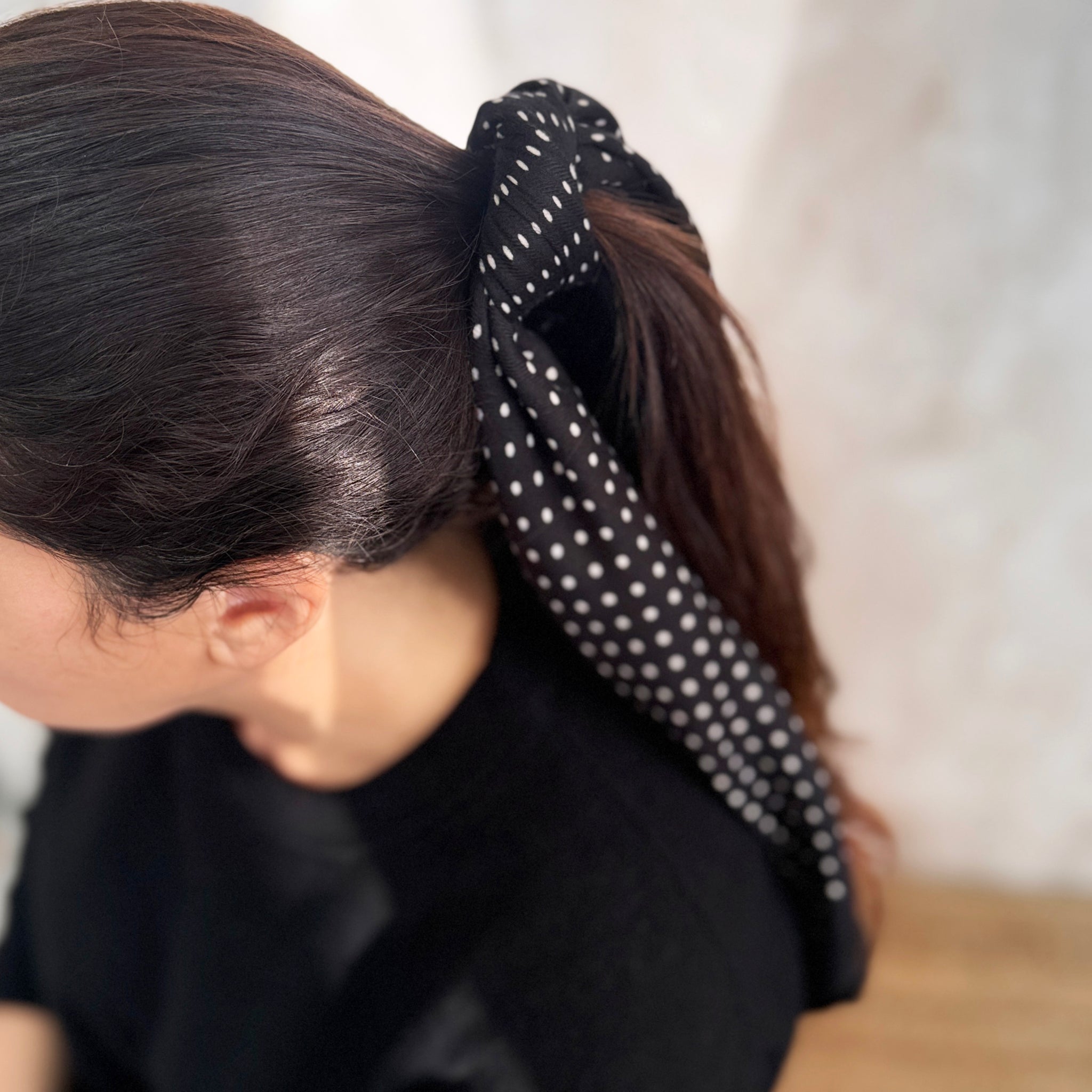 Pañuelo lunares negro