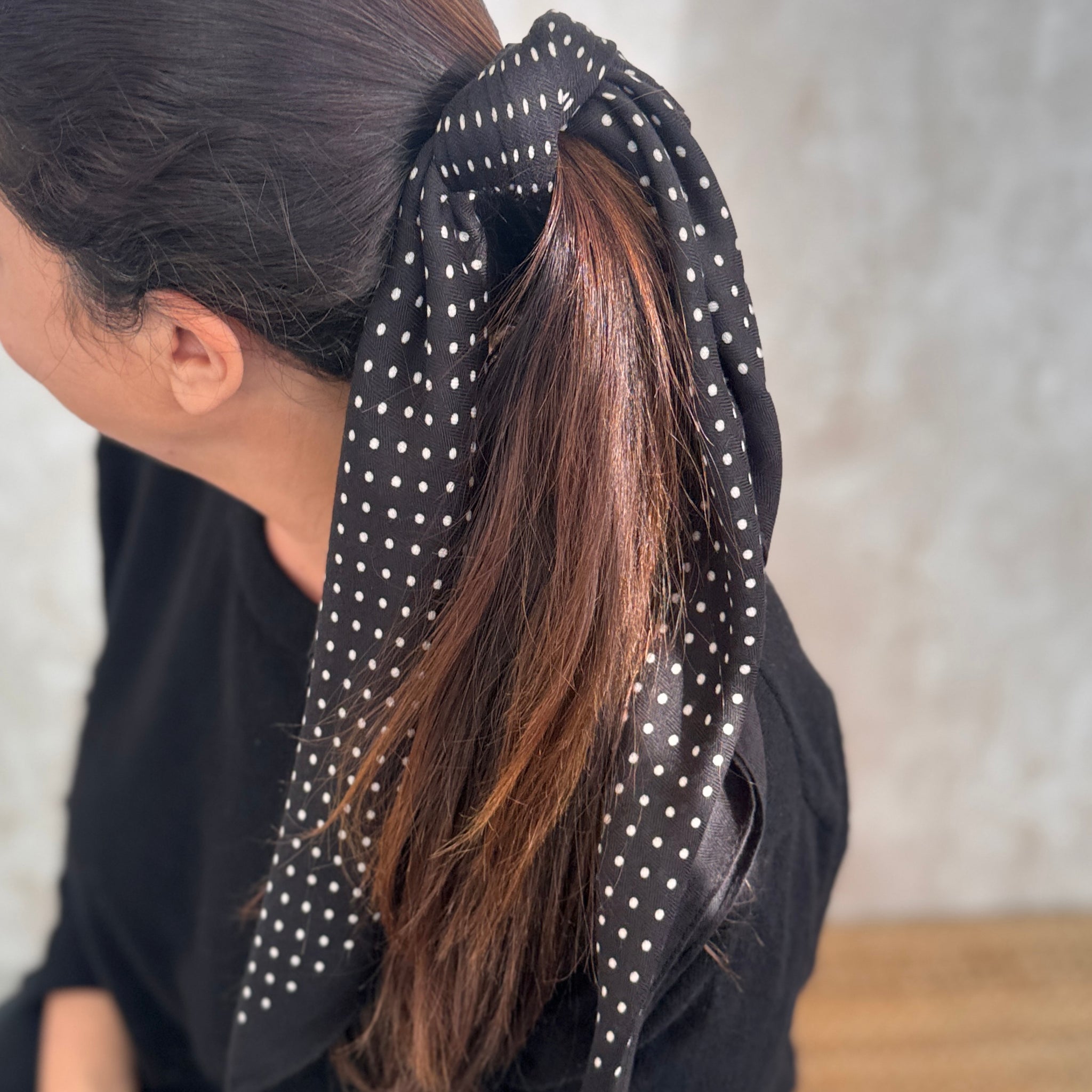 Pañuelo lunares negro