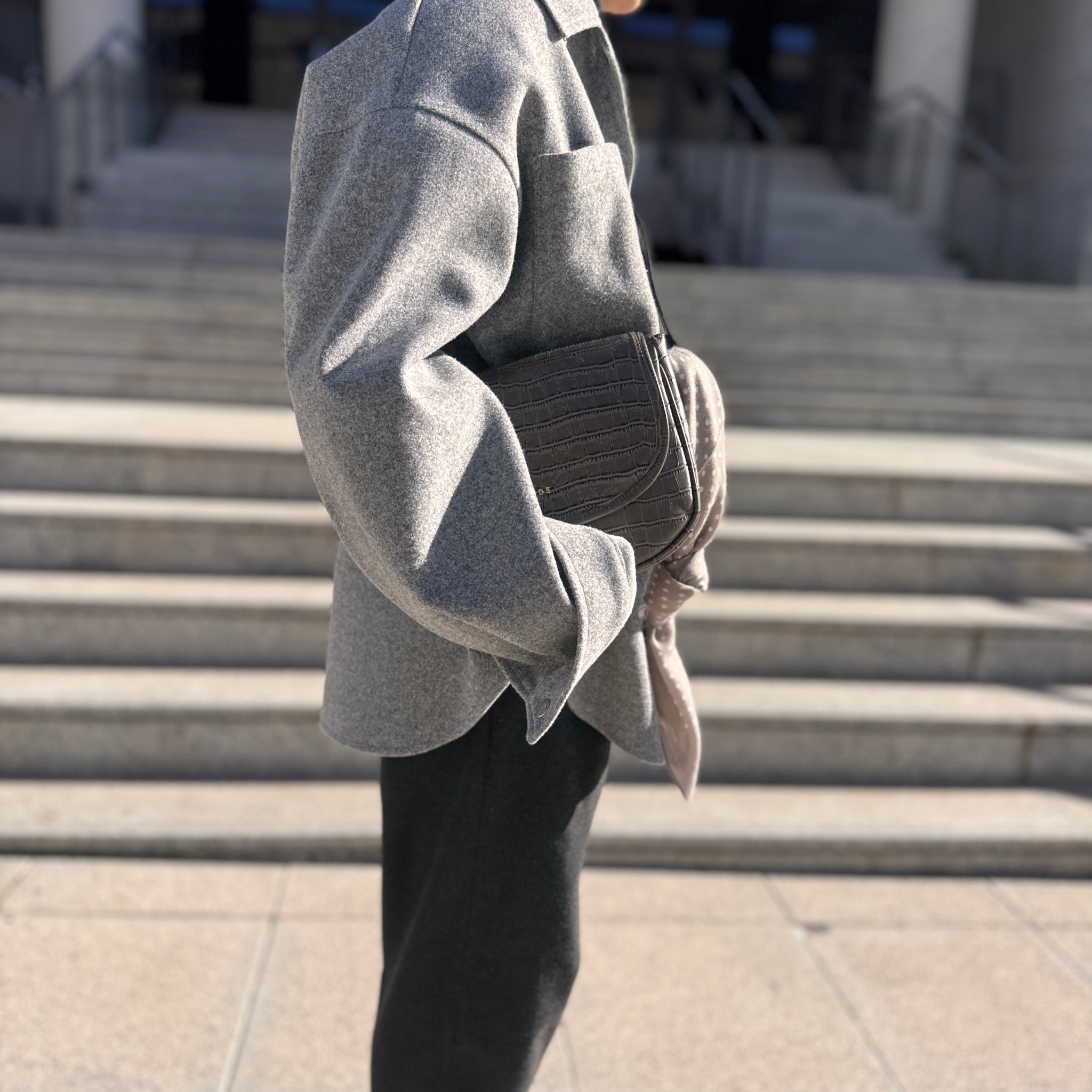 Pañuelo lunares gris