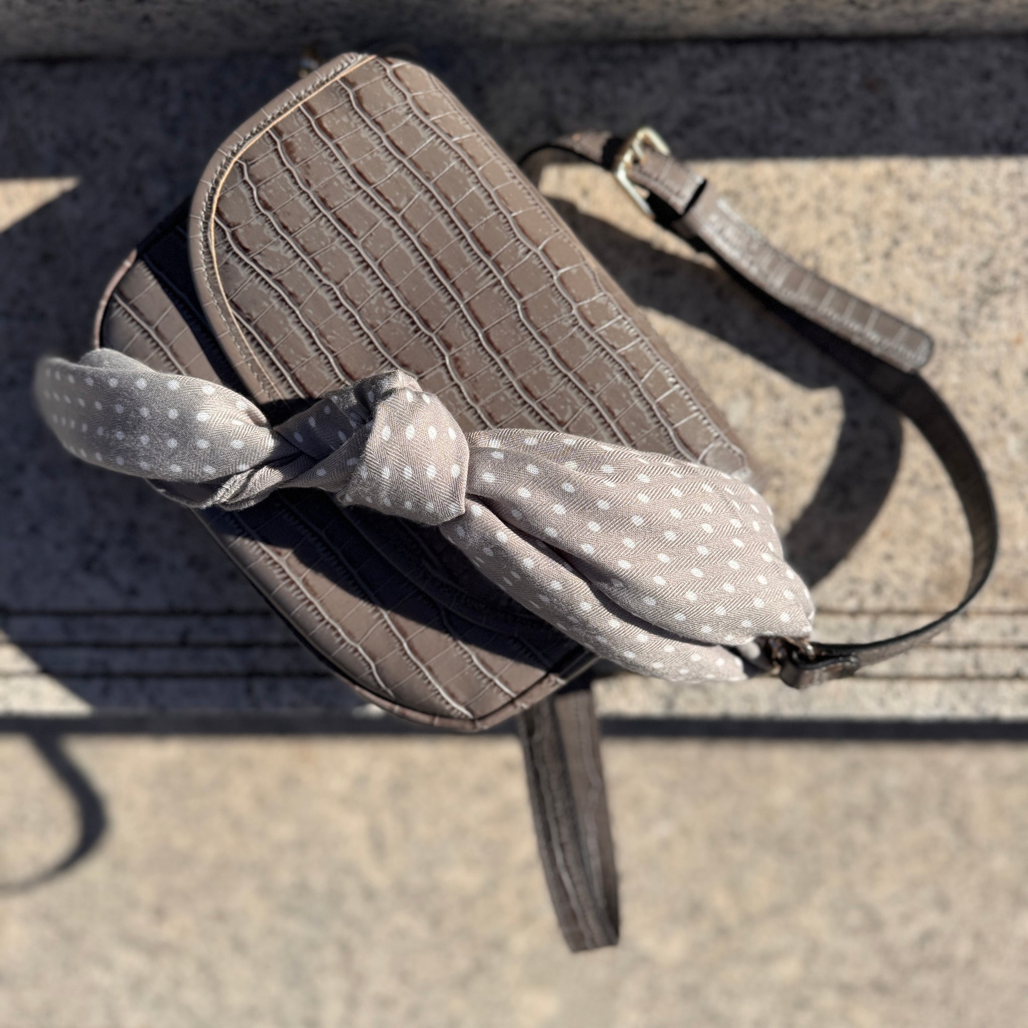 Pañuelo lunares gris