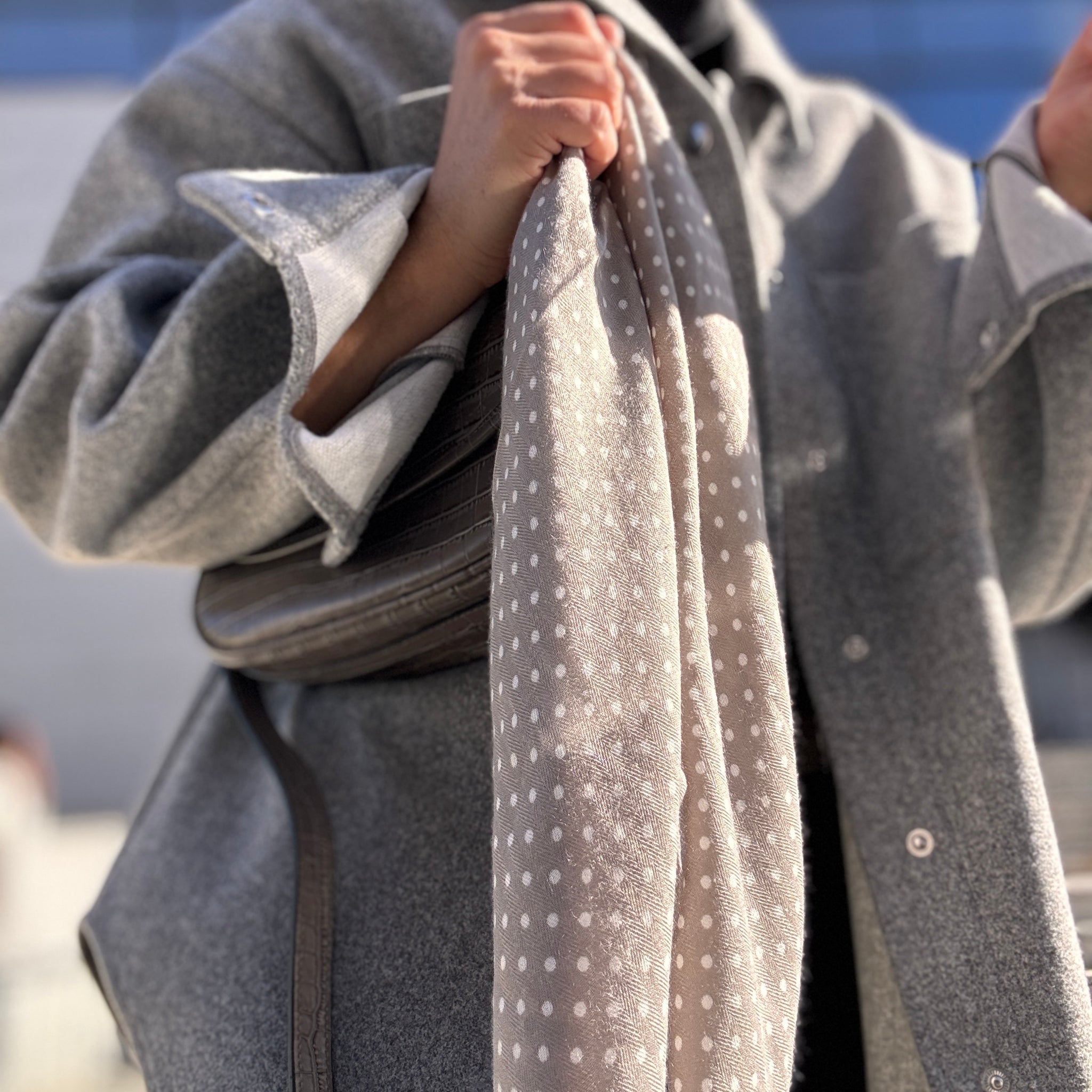 Pañuelo lunares gris