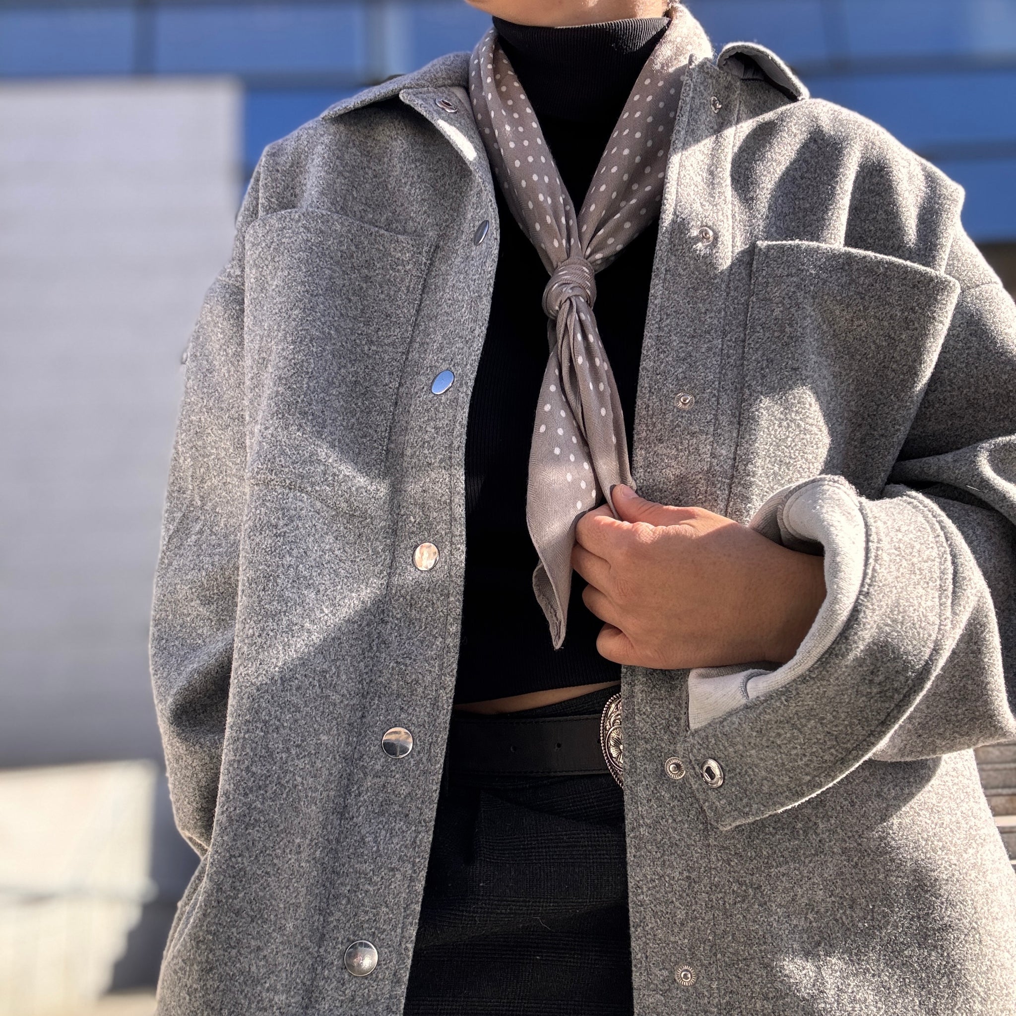 Pañuelo lunares gris