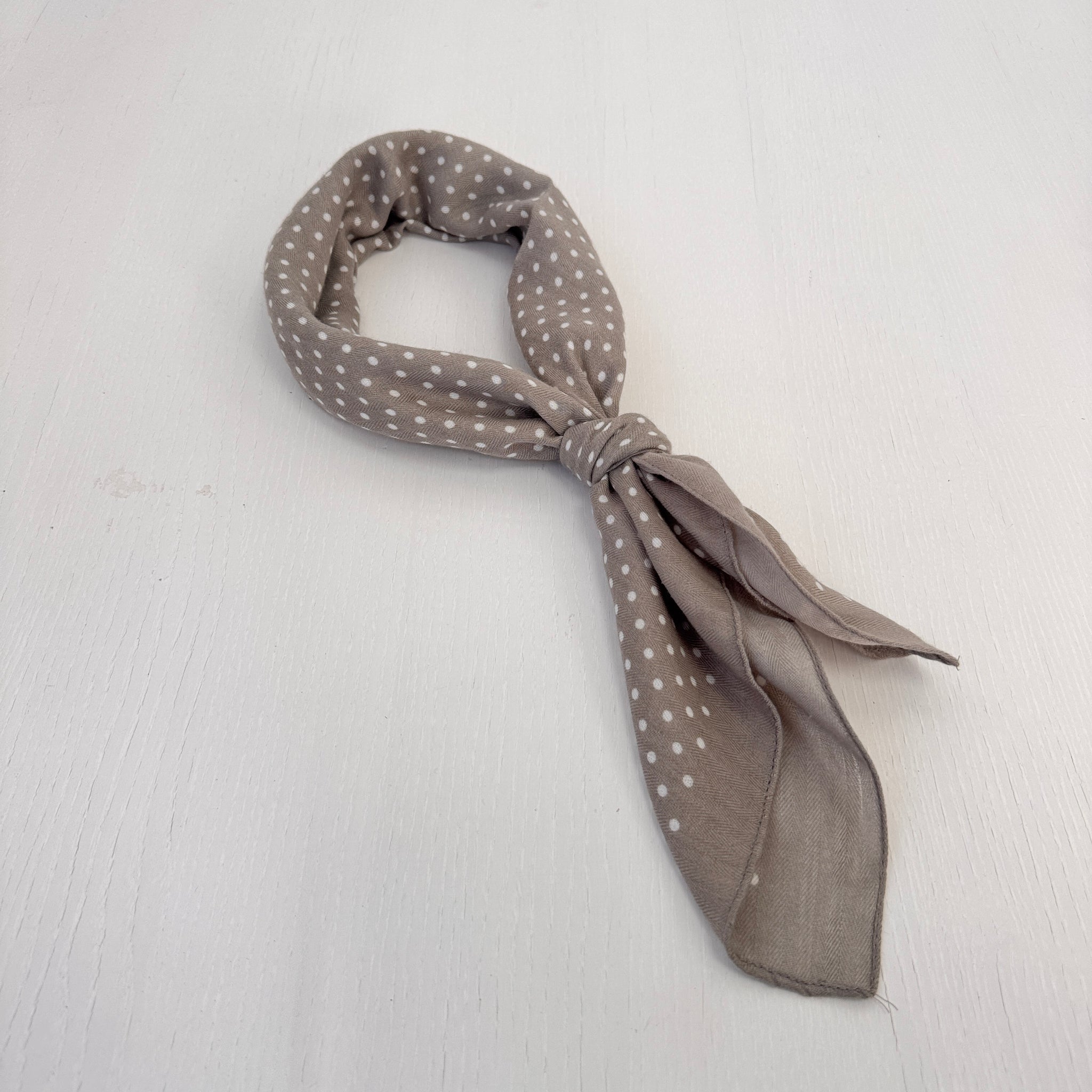 Pañuelo lunares gris