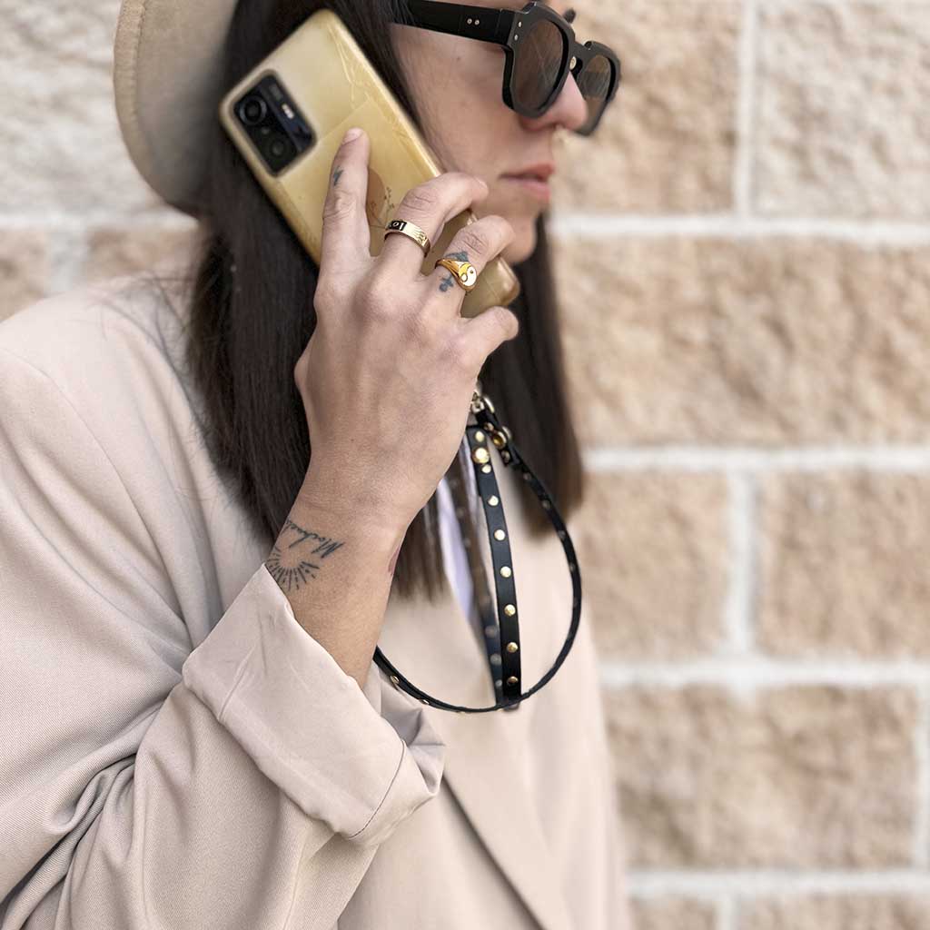 Colgador móvil negro tachas oro