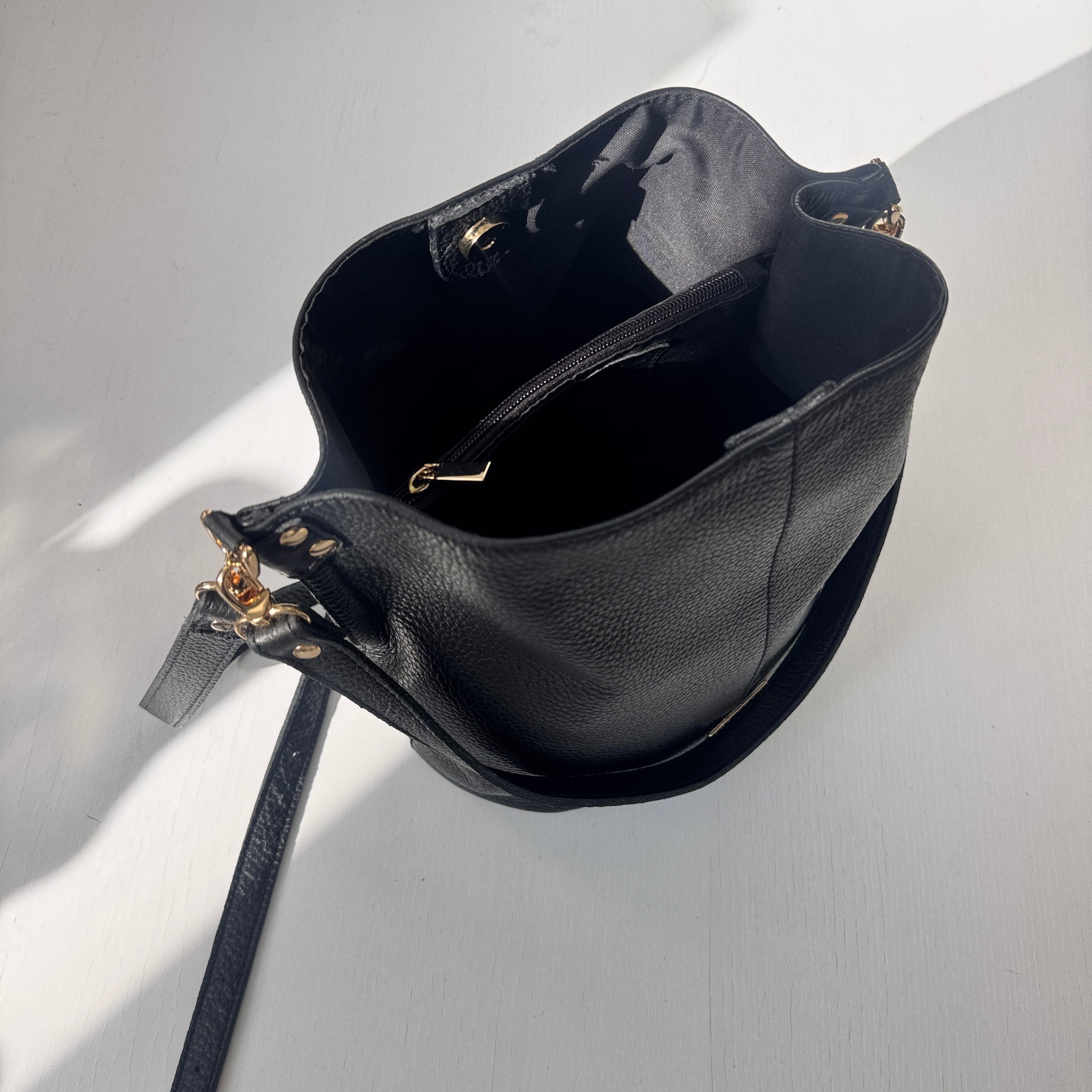 Black leather Julieta bucket