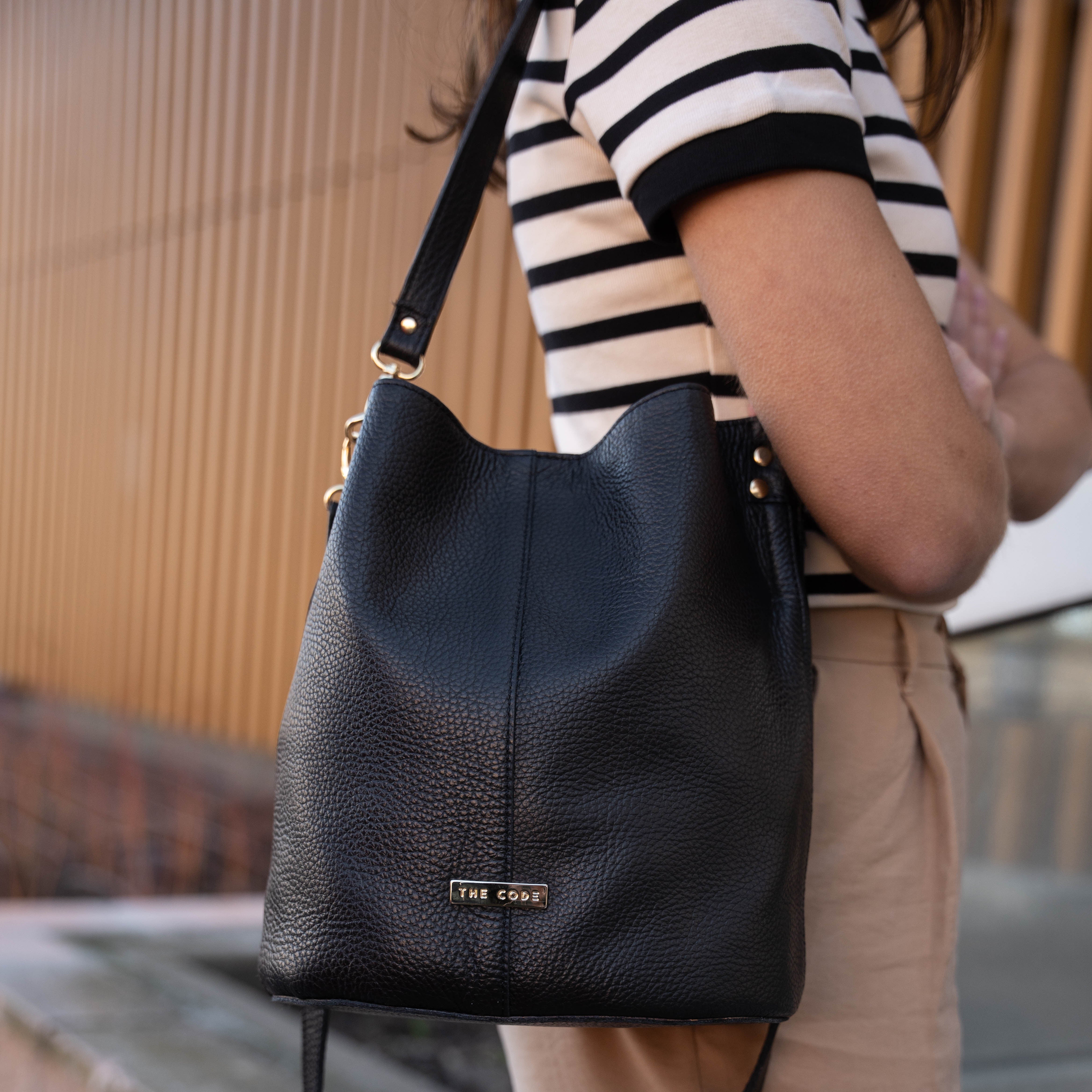 Bolso bombonera Julieta Rock color negro liso | The code