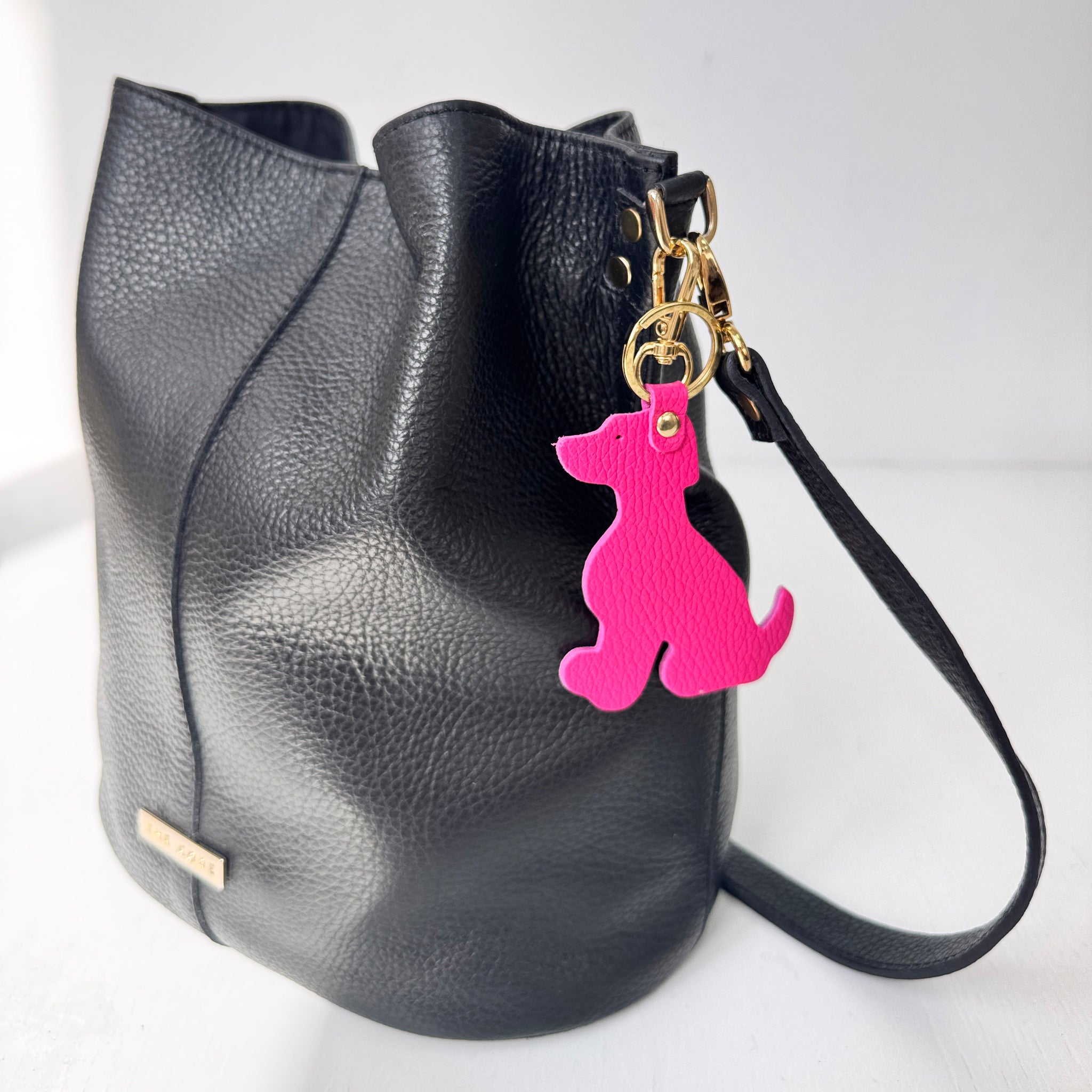 Charm llavero perro rosa