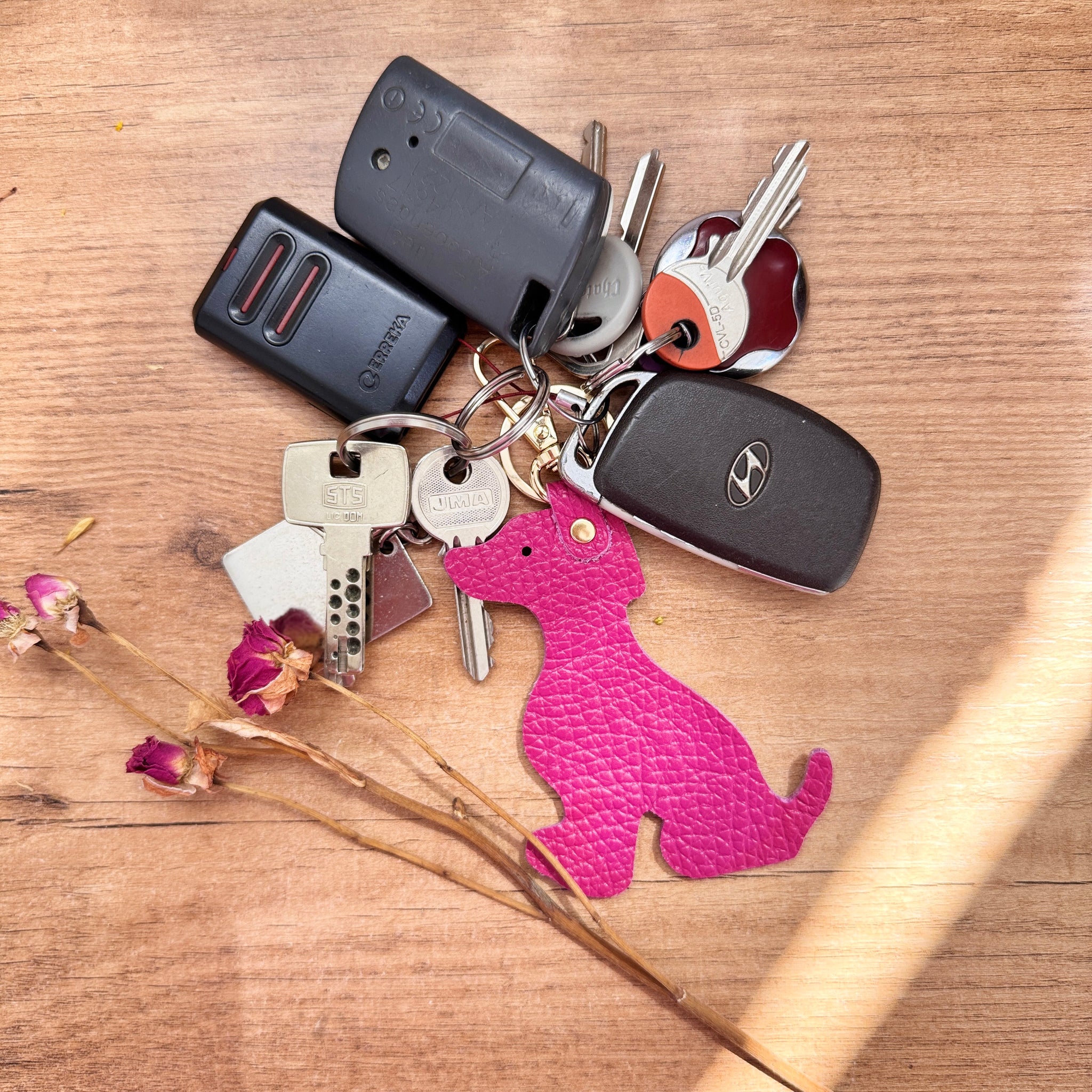 Charm llavero perro rosa